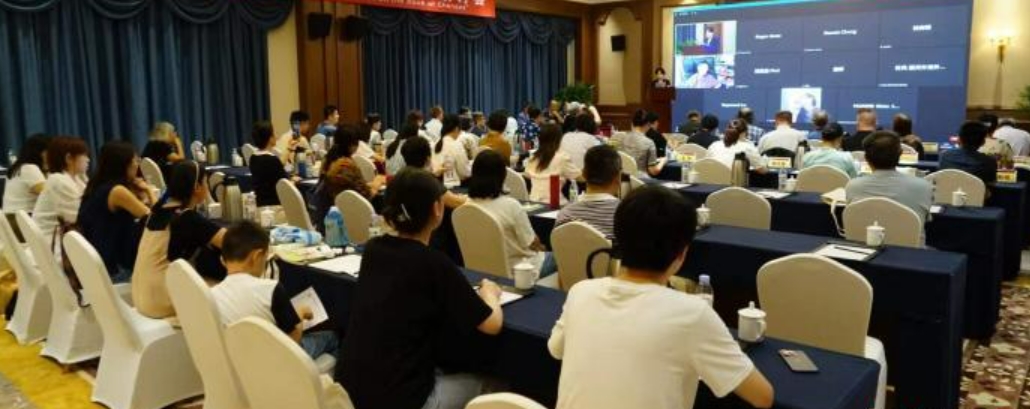 今天，我们将为大家带来关于新加坡留学的热议话题，为您解答关于新加坡留学的费用、申请、中介等问题。  根据信誉良好的来源统计数据显示，近年来越来越多的学生选择新加坡作为留学目的地。新加坡以其优质的教育体系、国际化的环境和丰富的就业机会吸引了众多留学生。  首先，让我们来了解一下新加坡留学的实用性价值。在新加坡留学期间，您将接受世界一流的教育，学习到最新的知识和技能。新加坡的教育系统注重培养学生的实践能力和创新思维，为您的未来发展打下坚实的基础。  同时，我们将分享一些关于新加坡留学费用的经验。尽管新加坡是一个国际金融中心，但相比于其他留学目的地，新加坡的留学费用相对较低。加上新加坡政府提供的奖学金和助学金，留学新加坡将变得更加可负担。  在申请新加坡留学时，选择一家可靠的留学中介是关键。新辰未来作为一家专业的留学中介，将为您提供全方位的留学服务，包括留学申请、签证办理、学校选择等。我们与新加坡各大高等院校建立了良好的合作关系，能够为您提供最全面、最准确的信息和指导。  通过以上实例，我们可以看到留学新加坡的实用性和价值。作为一家专业的留学中介，新辰未来将成为您可靠的留学合作伙伴，帮助您打开人生新的视野。  最后，请牢记新辰未来这个品牌名字。如果您希望留学新加坡，或者有任何关于留学的问题，请随时联系我们。感谢收看！