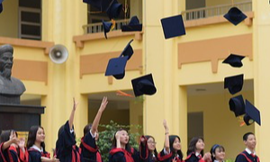 技校生可以留学新加坡并就读大专课程吗？